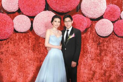 一對新人亮相婚禮現(xiàn)場，郭晶晶一襲淺藍(lán)色低胸婚紗盡顯性感嫵媚