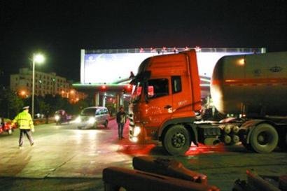 江西九江長(zhǎng)江大橋出現(xiàn)裂縫 20噸以上車輛禁通行