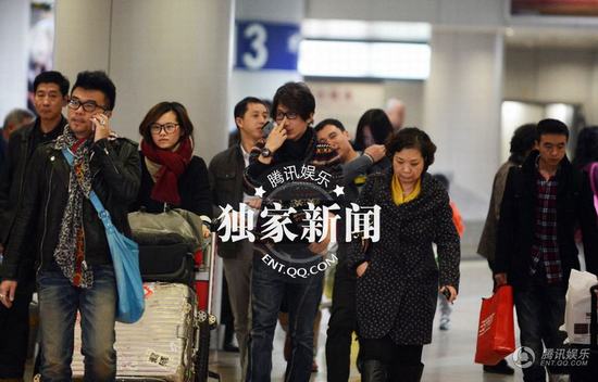 劉謙攜嫩模女友王希怡回京 機場瞄辣妹女友吃醋