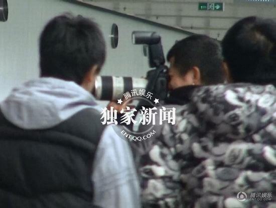 劉謙攜嫩模女友王希怡回京 機(jī)場瞄辣妹女友吃醋