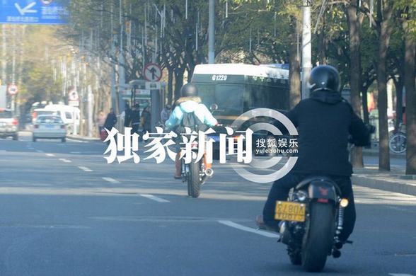 愛(ài)戴與神秘男騎機(jī)車(chē)狂飆出車(chē)禍 倒地不起電話求救