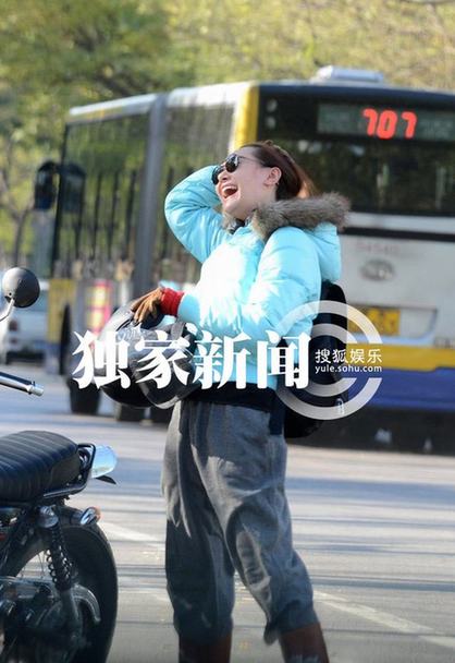 愛戴與神秘男騎機(jī)車狂飆出車禍 倒地不起電話求救