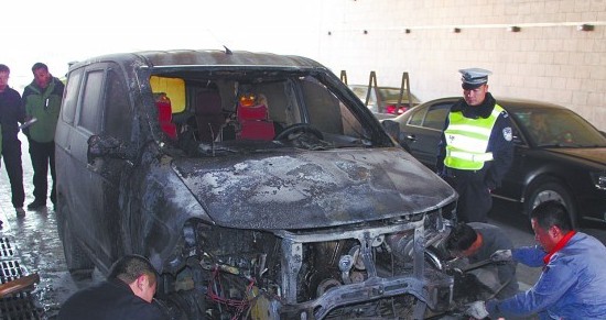 鎮(zhèn)寧立交橋面包車自燃 擁堵一個半小時