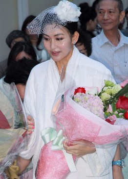 轉發(fā)到微博李彩樺接受浸洗禮歸入基督教。