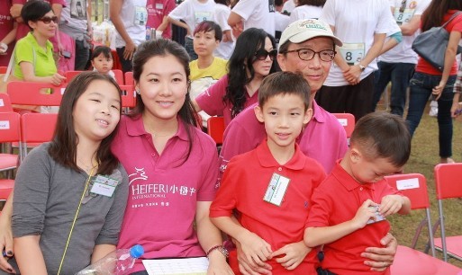 伏明霞一家。