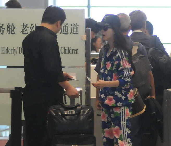 范冰冰一身大花運(yùn)動(dòng)服扮潮 戴墨鏡長發(fā)披肩