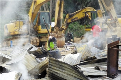 中國(guó)人在加納1天挖1公斤金子 頻遭搶劫報(bào)警無(wú)用