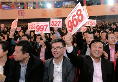 昨天，在央視2013年黃金資源廣告招標(biāo)競購大會現(xiàn)場，企業(yè)代表舉牌競標(biāo)。圖/CFP