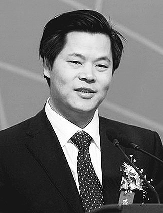  鄭功成 1964年生，湖南平江人?，F(xiàn)任中國(guó)人民大學(xué)教授、全國(guó)人大常委會(huì)委員。兼國(guó)務(wù)院首屆醫(yī)改咨詢(xún)委員會(huì)委員、國(guó)家減災(zāi)委專(zhuān)家委副主任、中國(guó)勞動(dòng)學(xué)會(huì)副會(huì)長(zhǎng)、中國(guó)社會(huì)保險(xiǎn)學(xué)會(huì)副會(huì)長(zhǎng)、中國(guó)社會(huì)福利協(xié)會(huì)等副會(huì)長(zhǎng)等。長(zhǎng)期從事社會(huì)保障、收入分配及與民生相關(guān)領(lǐng)域的研究，是“中國(guó)社會(huì)保障改革與發(fā)展戰(zhàn)略”、“維護(hù)社會(huì)公平正義與保障國(guó)民共享發(fā)展成果”、“國(guó)家社會(huì)福利制度發(fā)展戰(zhàn)略”等重大戰(zhàn)略項(xiàng)目研究的首席專(zhuān)家。出版過(guò)著作30余種，發(fā)表學(xué)術(shù)文章約400多篇，多篇政研報(bào)告或文章被中央領(lǐng)導(dǎo)同志批示。