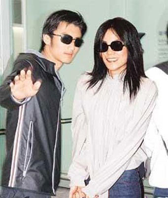 謝霆鋒聞“鋒菲戀”黑臉斥記者 前妻張柏芝春風(fēng)滿面