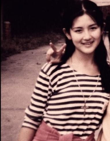 謝娜首次登臺(tái)照曝光 嬰兒肥如小胖妞眉清目秀