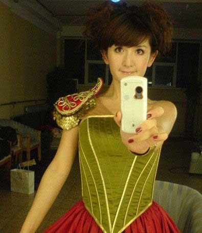 謝娜首次登臺(tái)照曝光 嬰兒肥如小胖妞眉清目秀