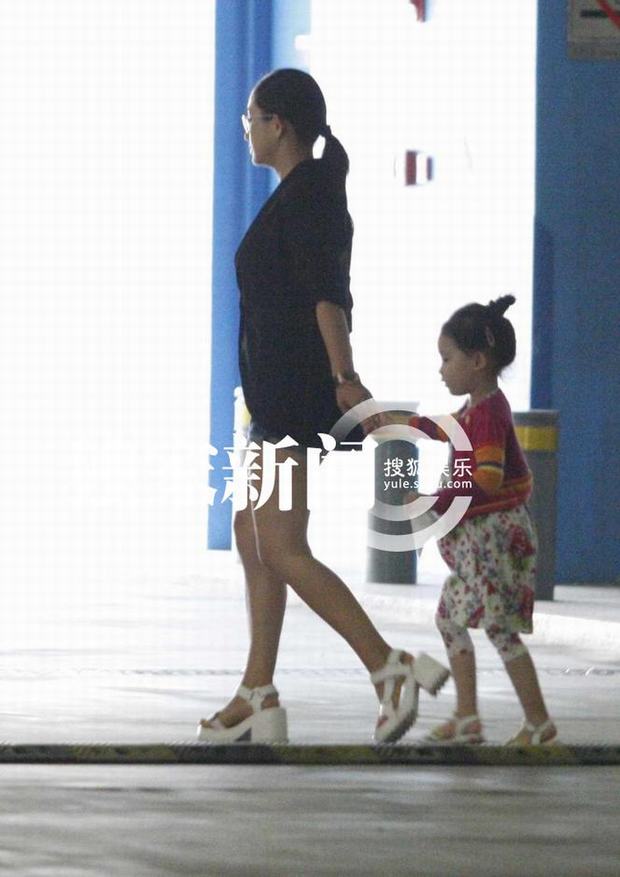 趙文卓攜妻帶女現(xiàn)身機(jī)場(chǎng) 妻子熱褲秀長(zhǎng)腿女兒可愛(ài)近照曝光