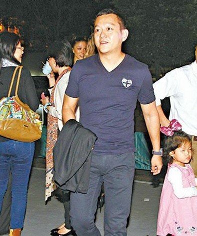 黃浩現(xiàn)身中環(huán)說(shuō)會(huì)協(xié)助警方調(diào)查藝人吸毒事件