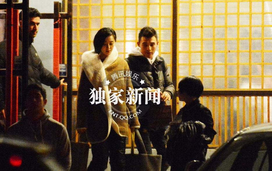 范冰冰與神秘外籍友人聚餐 飯店門(mén)口等車(chē)受凍