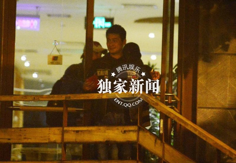 明星足球隊(duì)夜會餃子館 孫楠房車主路倒車