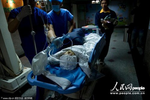 手術(shù)后，小樂被送往重癥監(jiān)護室。