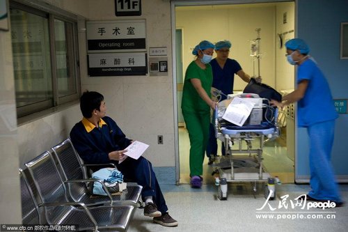 三個多小時后，小樂被推出手術(shù)間，他的父親雷某有些不知所措。