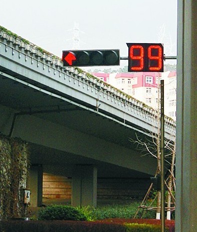 盤點(diǎn)青島信號(hào)燈之最 最長信號(hào)燈時(shí)間130秒