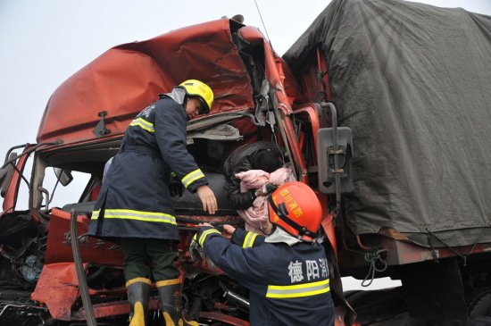 京昆高速四川成綿連環(huán)車禍現(xiàn)場