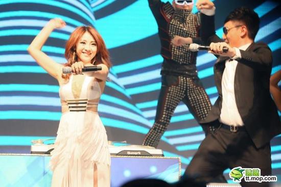 柳巖透視鏤空長裙性感秀爆乳 狂跳騎馬舞險(xiǎn)些走光