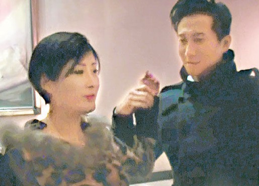 傳沖突事件中洪天明有份拉開眾人，旁為周家蔚。