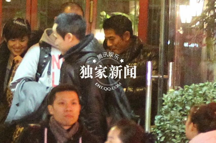 郭富城微醺女同事簇擁