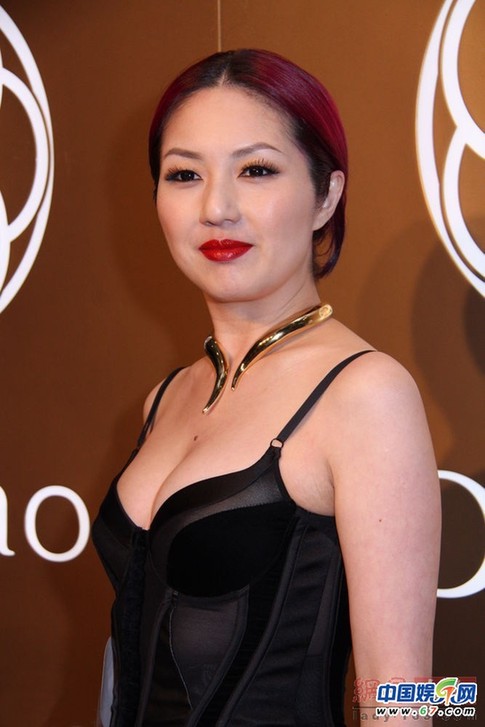 女星露的多不如露的巧之 露前側