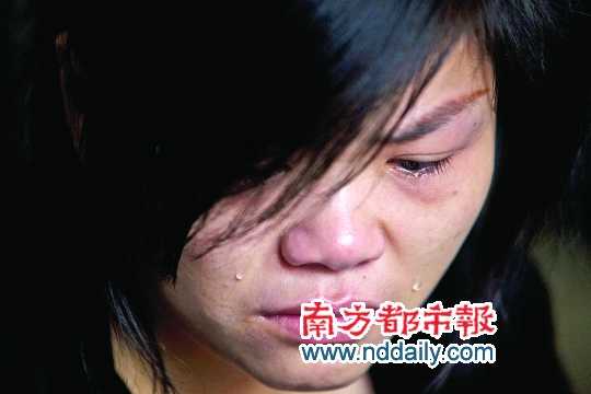  在講述姐姐生前事時，譚小勤的妹妹淚流滿面。