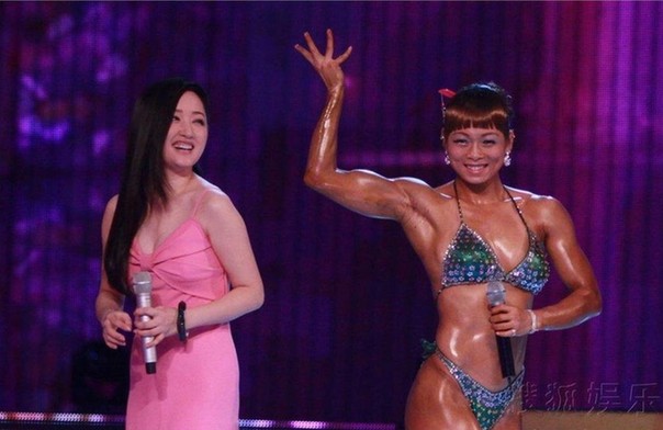 楊鈺瑩低胸長裙獻(xiàn)唱秀乳溝