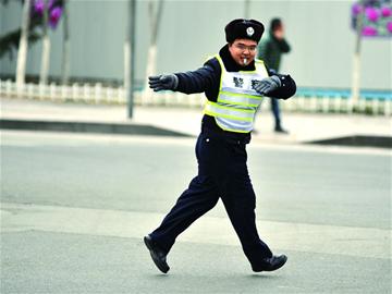 協(xié)警員薛海濤在山東路延吉路路口指揮交通的獨(dú)特模式引來(lái)粉絲贊嘆