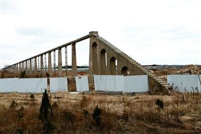 挖掘機(jī)開近引發(fā)眾人關(guān)注 當(dāng)?shù)卣畬⒀?qǐng)文物、規(guī)劃、城建等部門專家進(jìn)行論證