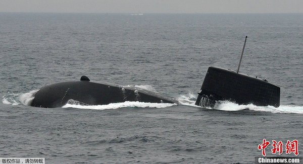 資料圖：日本海上自衛(wèi)隊潛艇浮出水面。