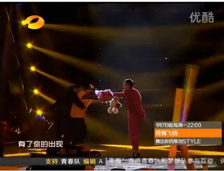 劉德華跨年晚會(huì)再救粉絲 喝止保安獲贊