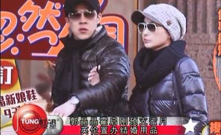 近日在網(wǎng)絡(luò)上曝光出一張二人傳婚變后最新合影，兩人似是在參加某個(gè)活動(dòng)，從照片中可以看出，二人的感情依然很好，這也更有力的粉碎了謠言。