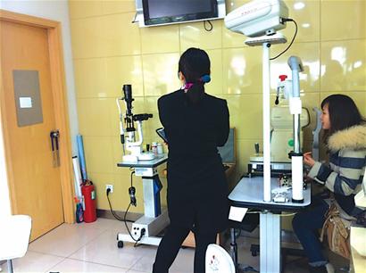 眼鏡店營業(yè)員直接成驗光師 或致眼球畸形