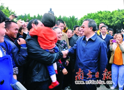 昨日，省委書記胡春華在深圳蓮花山與群眾親切交流。王輝羅文清攝src=