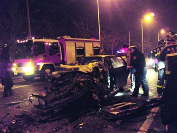 桑塔納追尾自卸車撞成廢鐵 司機當(dāng)場斃命