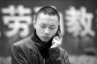 任建宇在勞教所門口接受電話采訪（資料圖片）。本報記者徐曉帆攝