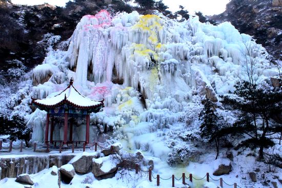 平度茶山現(xiàn)冰瀑奇觀 傾瀉而下蔚為壯觀