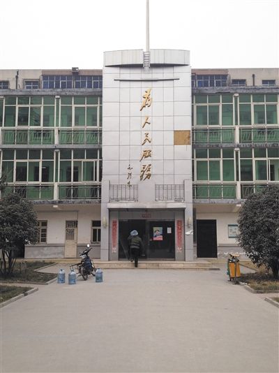 翟振鋒任二七區(qū)房管局長期間，其“親屬公司”拿到3個經(jīng)適房項目。