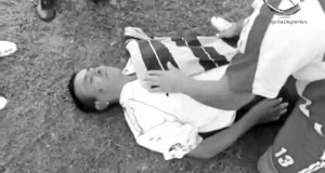 主裁判躺在地上，已經(jīng)昏迷