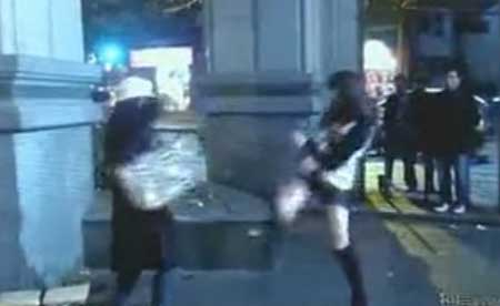 前晚8時(shí)許，在廣州市海珠區(qū)寶崗大道北的宏宇廣場(chǎng)，發(fā)生了驚險(xiǎn)一幕。一名女子先是朝空中撒錢，接著又拿出剪刀欲自殘。“美腿女俠”現(xiàn)身后，腳蹬高筒靴踢刀救自殺女子。(視頻截圖)