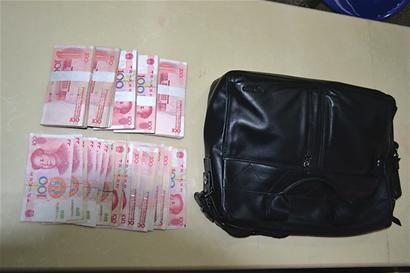 男子聚會(huì)后喝醉打車 5.2萬(wàn)現(xiàn)金落后座