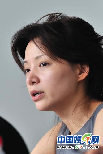 董卿臺(tái)下緊張背詞罕見工作照 看其全版素顏照