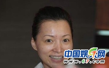 董卿臺下緊張背詞罕見工作照 看其全版素顏照