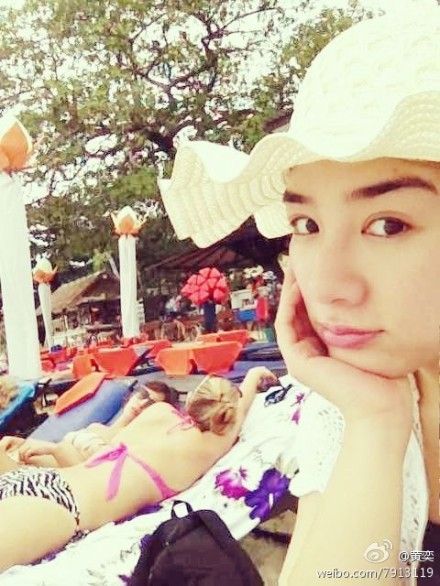 黃奕海灘曬太陽(yáng)，身邊外國(guó)美女泄露所處海外