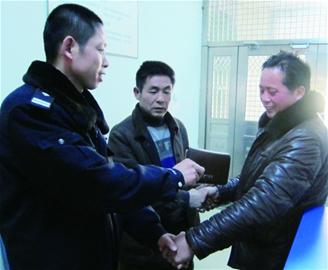 “馬大哈”把錢包扔進垃圾桶