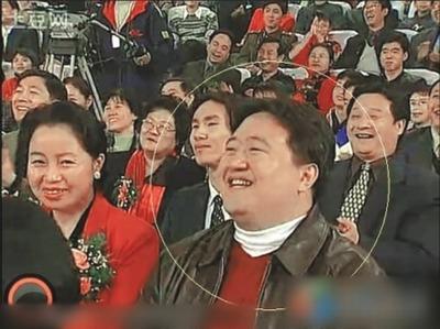 兔年春晚剛剛落幕，一則名為“盤踞春晚十余年，史上最牛春晚觀眾出爐”的帖子在網(wǎng)上流傳。從截圖中清晰可見，從2001年到2010年，“笑臉哥”每年如約出現(xiàn)在春晚現(xiàn)場，兔年春晚也不例外。