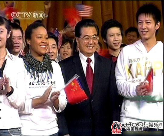 央視實(shí)習(xí)生胡悅鑫走紅